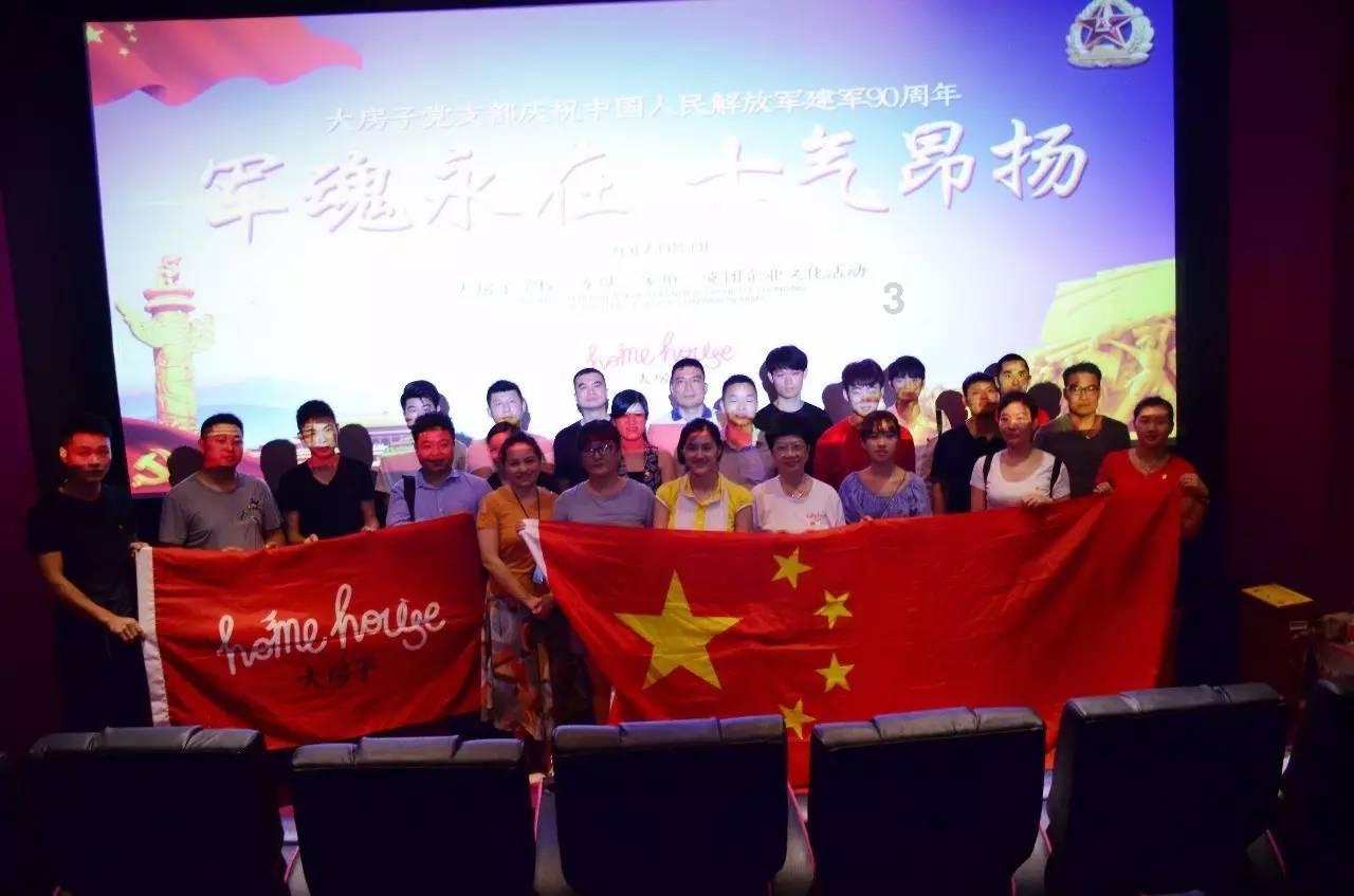 玩耍一天回家毛孩累瘫，妈妈洗完澡看到汪女儿睡沙发爸爸却睡地板